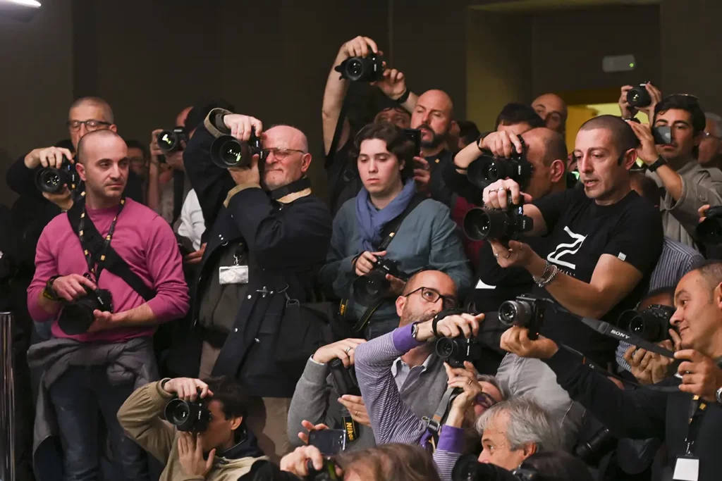 Fotografo professionista che cattura un ritratto di una modella con telecamera