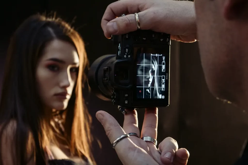 Francesco Francia fotografa una modella durante una lezione dal vivo con un pubblico di fotografi