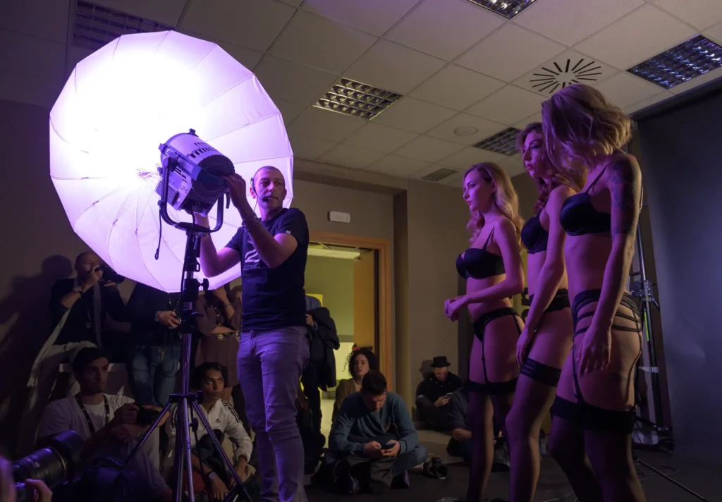 Francesco Francia spiega l'illuminazione in una sessione fotografica dal vivo con tre modelle in lingerie