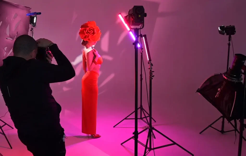 Francesco Francia fotografa una modella con copricapo floreale durante una sessione in studio