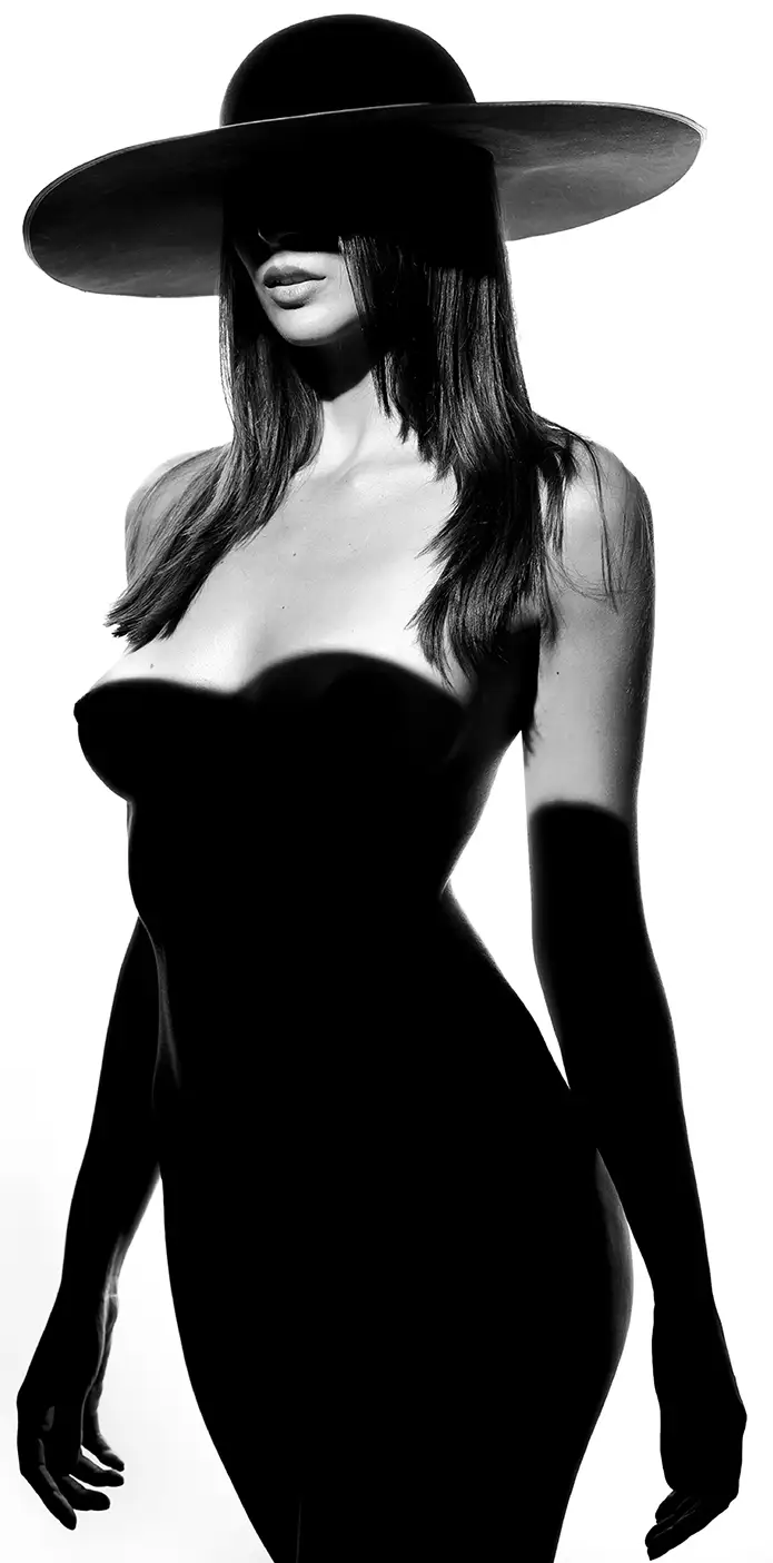 Silhouette di donna nuda con cappello a tesa larga, in ombra