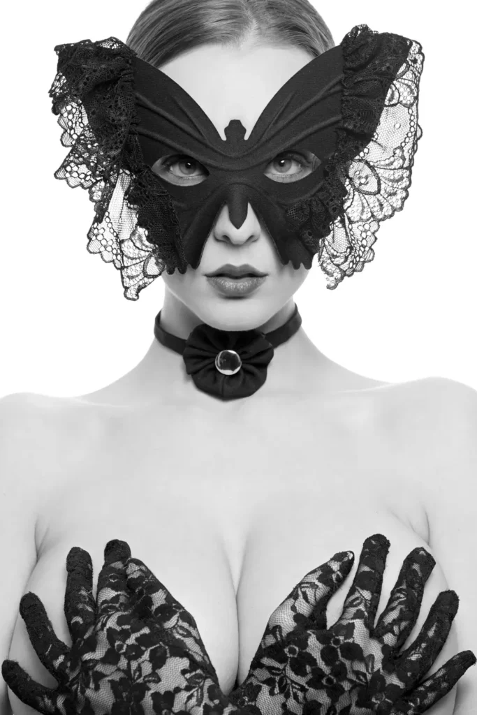 Francesco Francia fotografo beauty con la modella Virginia Ciucci tributo a Mert & Marcus schema luce butterfly per una foto beauty glamour con una modella che indossa una maschera di pizzo e seno coperto dalle mani con dei guanti neri 