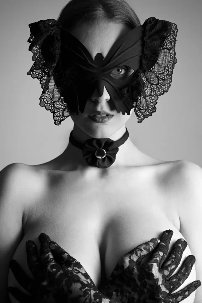 Francesco Francia fotografo beauty con la modella Virginia Ciucci tributo a Mert & Marcus schema luce split per una foto beauty glamour con una modella che indossa una maschera di pizzo e seno coperto dalle mani con dei guanti neri 