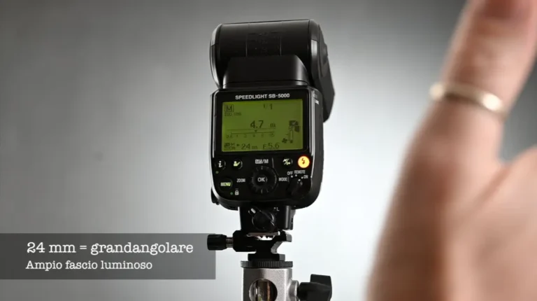 Flash e numero guida, un nikon sb 5000 che mostra l'erogazione della luce in manuale su un set fotografico di Francesco Francia